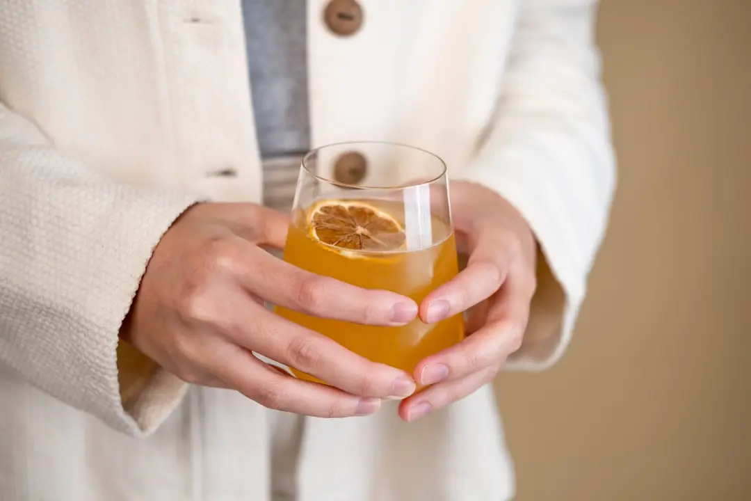 Äppelmust, jäst och jäskärl för ett enkelt ciderrecept