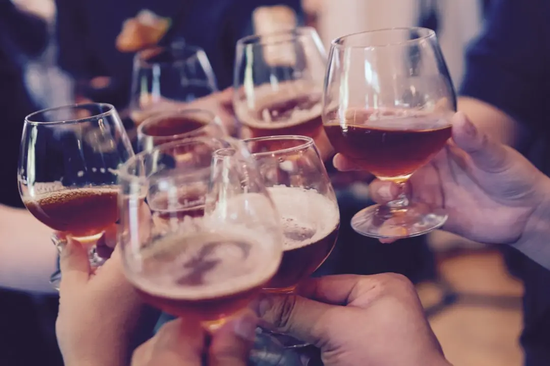 Flera små ölglas uppställda för ölprovning hemma